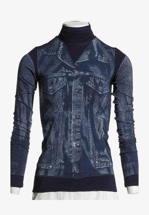 Marineblaues Rollkragenshirt mit realistischem Denimjacke-Druck, langen Ärmeln und Knopfdetails an einem weißen Mannequin-Torso.
