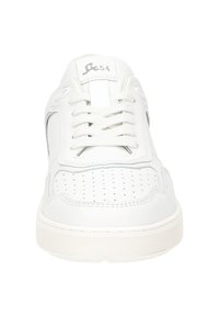 Weißer Sneaker mit perforierter Zehenpartie, glattem Lederobermaterial, runder Zehenform und flacher Gummisohle. Merkmale sind das Schnürdesign und graue Logoakzente.
