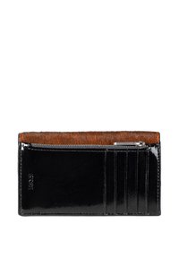 Cartera de cuero negro con acabado brillante, que presenta un acento marrón similar a la piel en la parte superior, múltiples ranuras para tarjetas y un compartimento con cremallera.