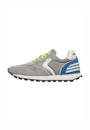 Graue Sneaker mit Obermaterial aus Wildleder und Mesh, weißen Akzenten, lebhaft grünen Schnürsenkeln, blauer Fersenschale und strukturiertem schwarzem Gummisole.