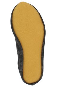 Graue Einlegesohle mit strukturierter Oberfläche und gepolsterter gelber Unterseite. Konturierte Kanten folgen der Fußform für Komfort und sind für Schuhwerk konzipiert.
