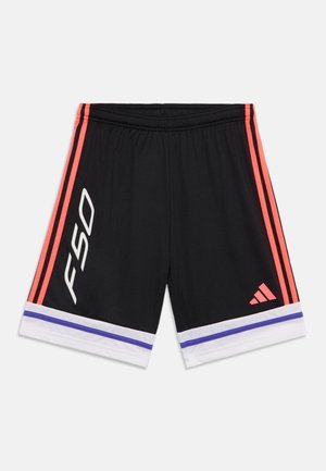 Sorte atletikshorts med lyserøde sidestriber, hvid og lilla kant, hvid "F50" tekst på venstre ben og lyserødt Adidas-logo på højre ben.