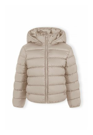 Doudoune beige avec un matelassage horizontal, fermeture éclair à l'avant, manches longues et capuche attachée, présentée sur un fond blanc.