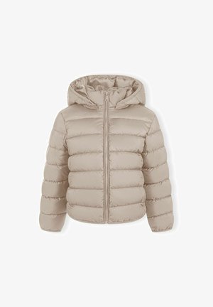 Beżowa kurtka puchowa z poziomym pikowaniem, z przodu na zamek, z długimi rękawami i przypinaną kapturem, zaprezentowana na białym tle.