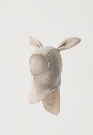 Balaclava beige en tissu doux avec deux oreilles tombantes sur le dessus et un panneau facial ouvert, conçue pour la chaleur et le confort.