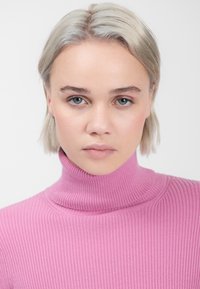 Maglione a collo alto rosa a coste con un'alta scollatura. Texture liscia e design aderente, caratterizzato da sottili strisce verticali.
