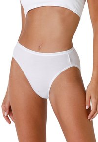 Mutande bianche in cotone a vita alta con una texture liscia e una fascia elastica a contrasto, dotate di un sottile etichetta del marchio sul lato.