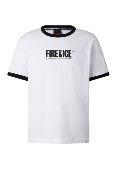Hvid T-shirt med korte ærmer med sort krave og ærmekanter, med fed sort tekst "FIRE & ICE" på midten foran.