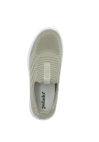 Scarpa slip-on verde chiaro realizzata in materiale a rete traspirante, con un design testurizzato, una suola in gomma bianca e un logo sulla soletta.