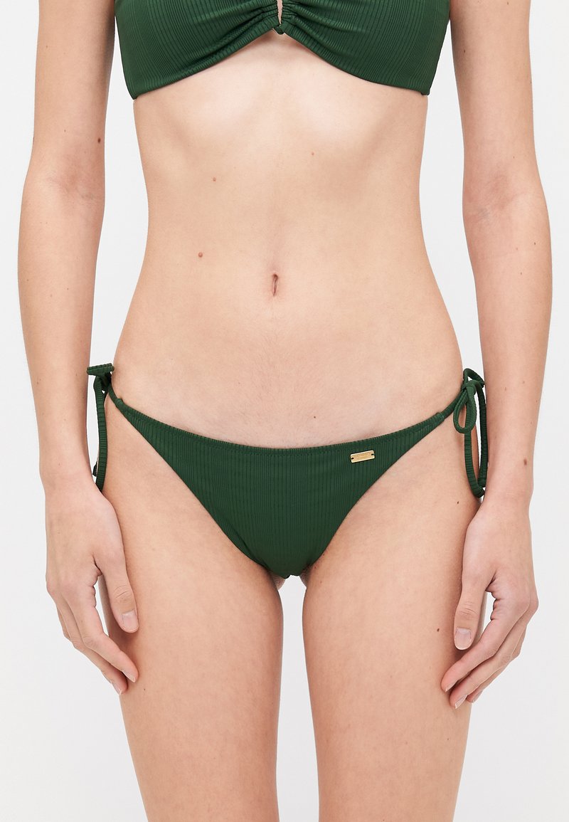 Zeleni rebrasti bikini set koji se sastoji od halter topa s naborima i podesivim bočnim vezicama na donjem dijelu. Zlato akcentiran hardver.