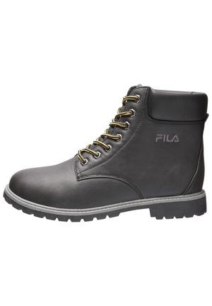 Bota negra de cuero FILA para tobillo con cordones amarillos y negros, cuello acolchado y suela gruesa con dibujo.