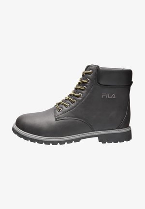 Bota negra de cuero FILA para tobillo con cordones amarillos y negros, cuello acolchado y suela gruesa con dibujo.