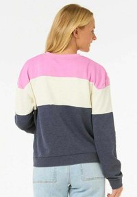 Felpa di colore rosa, crema e blu navy a blocchi; maniche lunghe, colletto rotondo, morbido misto cotone, polsini e orlo a coste.