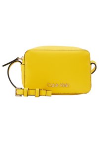 Borsa a tracolla in pelle gialla con forma rettangolare, caratterizzata da un logo Calvin Klein dorato e una tracolla staccabile con dettagli a fibbia.