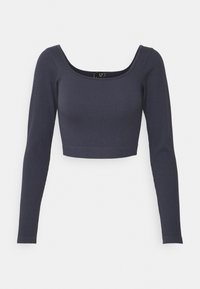 Námořnický modrý žebrovaný crop top s dlouhým rukávem, čtvercovým výstřihem a přiléhavým střihem. Vyrobeno z elastického materiálu pro těsné nošení.