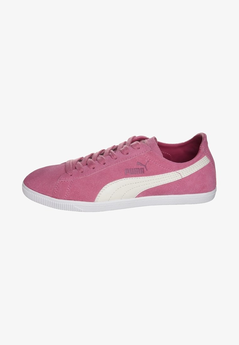 Sneaker in suede rosa con accenti bianchi, lacci piatti e suola in gomma testurizzata, con un logo sul lato. Design low-top.