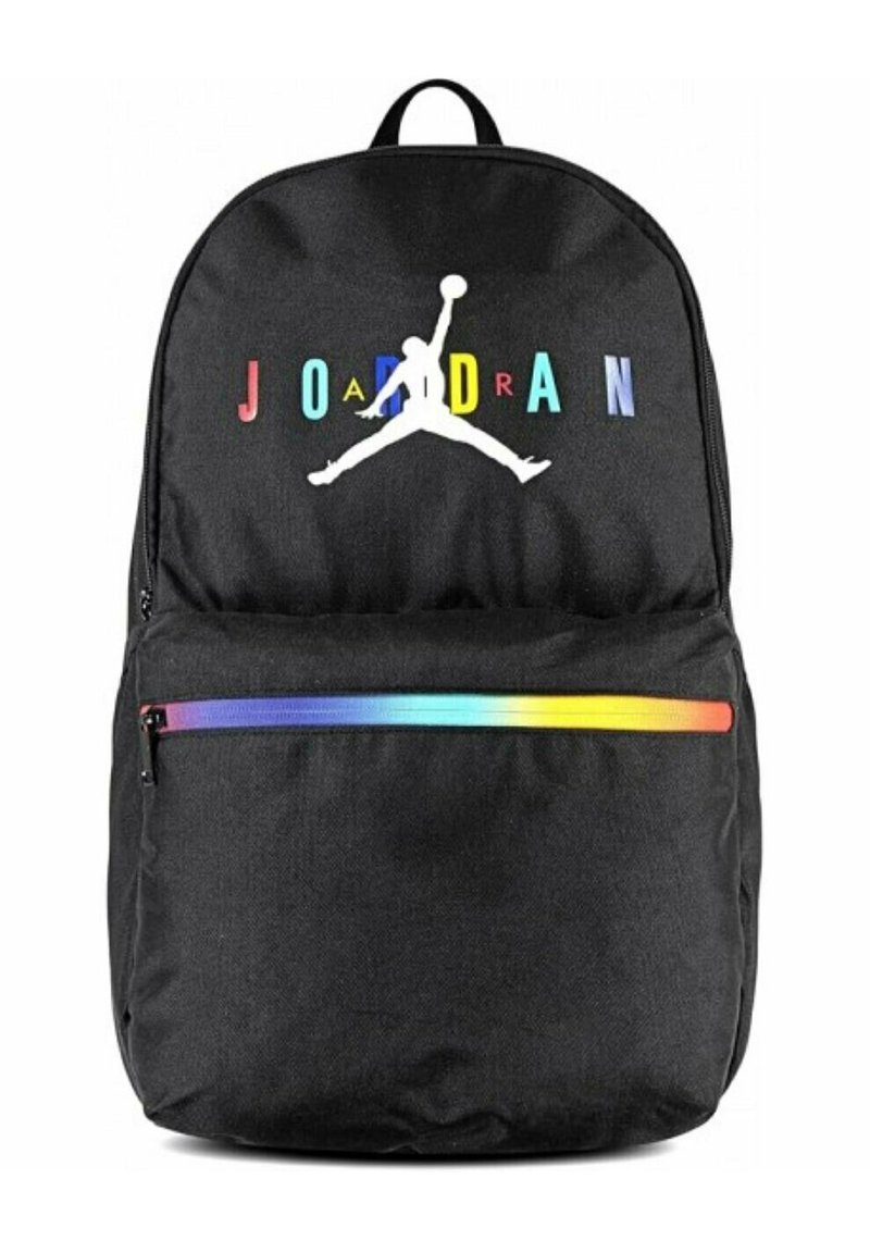 Mochila de tela negra con un gran logo Jumpman blanco y letras "JORDAN" multicolores. Incluye un bolsillo con cremallera horizontal a rayas de colores del arcoíris.