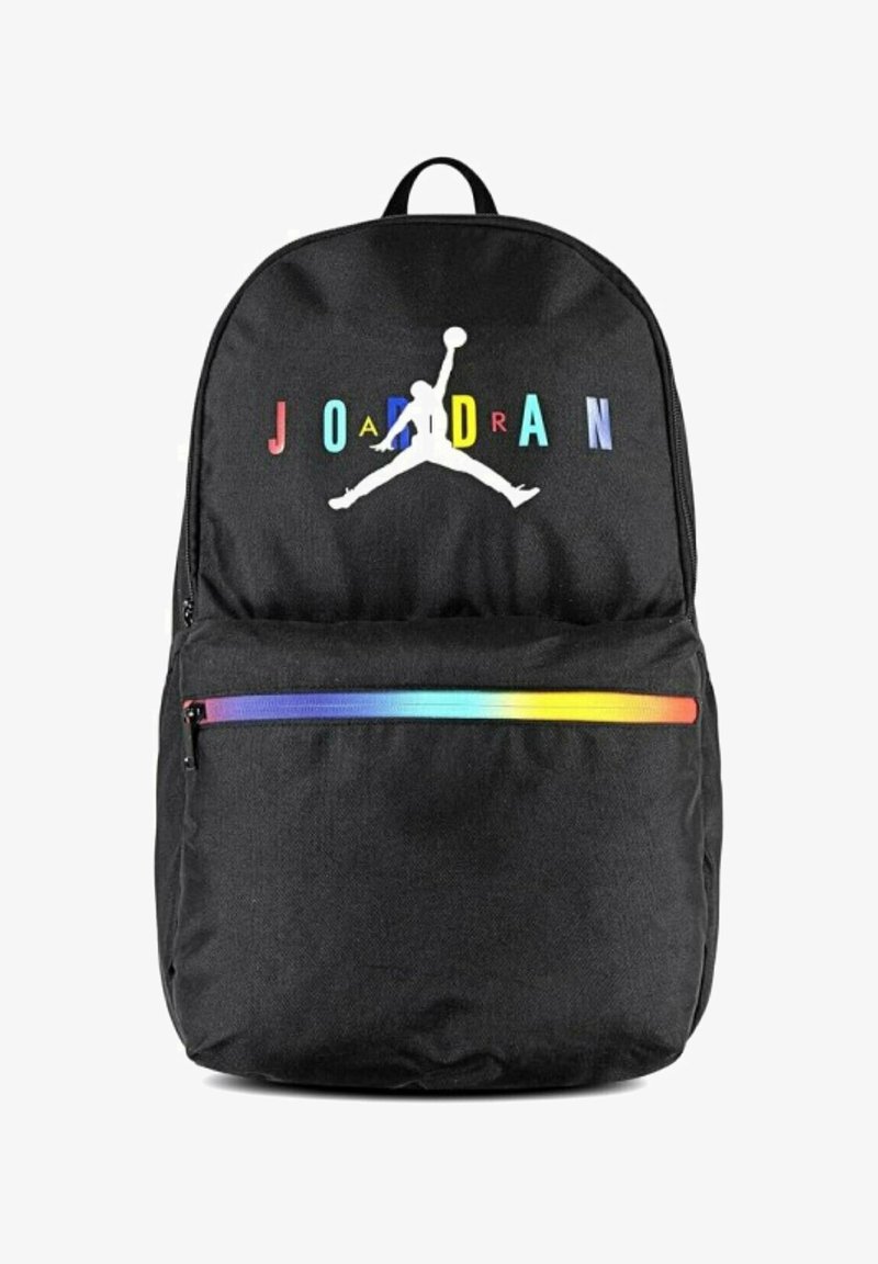 Mochila de tela negra con un gran logo Jumpman blanco y letras "JORDAN" multicolores. Incluye un bolsillo con cremallera horizontal a rayas de colores del arcoíris.