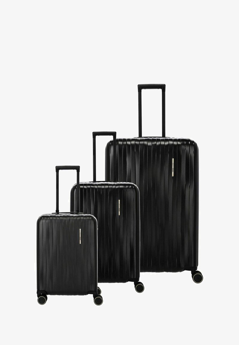 Tres maletas negras de carcasa dura en tamaños pequeño, mediano y grande, cada una con asas extensibles y cuatro ruedas giratorias.