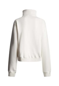 Άσπρο φούτερ μακρυμάνικο με ψηλό γιακά και ριμπ μανσέτες και τελείωμα, που εμφανίζεται από πίσω σε λευκό φόντο.