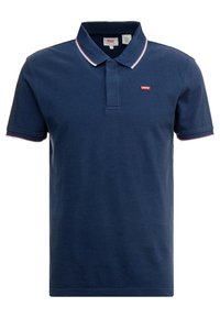 Polo en bleu marine en coton, avec un col agrémenté d'accents rouge et blanc, logo Levi's sur la poitrine gauche, et manches courtes.