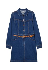 Robe en denim bleu foncé, avec un col, des boutons devant, des manches longues et une ceinture tressée beige à la taille. Comprend deux poches avant.