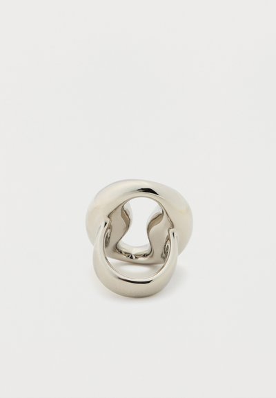 Γυαλισμένο δαχτυλίδι σε ασημί τόνο με δύο συνδεδεμένους, λείους, στρογγυλεμένους βρόχους που δημιουργούν ένα σύγχρονο, γλυπτικό σχέδιο σε λευκό φόντο.