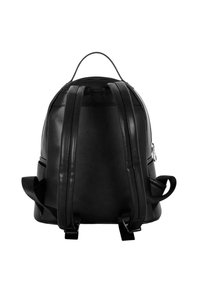 Mochila de cuero negro con correas de hombro acolchadas, un asa superior y una textura suave con bolsillos laterales con cremallera.