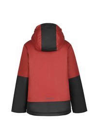 Rode en zwarte hoodie, met een twee-kleurig ontwerp van een effen rode romp, zwarte mouwen en een reflecterende accent aan de achterkant.