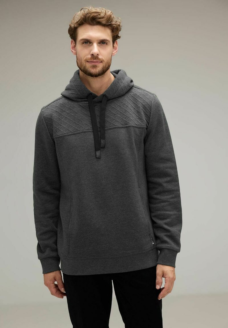 Sudadera con capucha de color gris oscuro, con un panel superior texturizado, cordón ajustable y bolsillos frontales. Presenta un ajuste relajado y mangas largas.