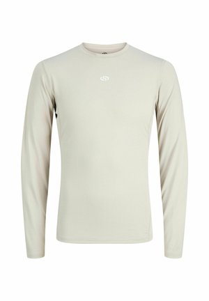 T-shirt de sport beige clair à manches longues avec un petit logo blanc centré sous l'encolure ronde, vu de face.