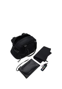 Schwarze Sporttasche mit Netzakzenten, Reißverschlusstaschen und zwei abnehmbaren Taschen; glatte Textur mit verstellbaren Trägern und Hardware-Details.