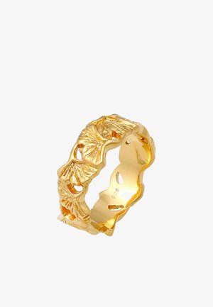 Kuldtooni sõrmus, millel on tekstureeritud disain kihilisest, lehtede sarnastest mustritest, millel on avad. Siseosal on autentsuse tagamiseks märge "925".