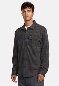 Geruite overhem shirt met grijs en blauwe tinten, gemaakt van een gestructureerde stof; beschikt over twee borstzakken en een klassieke kraag.