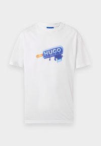 Λευκό T-shirt με κοντά μανίκια, με γραφικό μπλε λιωμένο παγωτό σε μορφή popsicle και το κείμενο "HUGO" στο κέντρο μπροστά.