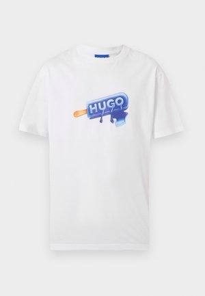 T-shirt blanc à manches courtes avec un graphique de sucette glacée bleue fondante et le texte "HUGO" au centre devant.