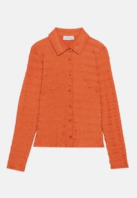 Camicia arancione a maniche lunghe, con tessuto testurizzato e colletto. Presenta bottoni standard e un design corto.