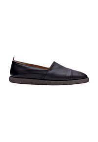 Scarpe slip-on in pelle nera con punta arrotondata, caratterizzate da una suola grigia texturizzata e minimi dettagli di cucitura; presentano un piccolo asola rossa sul tallone.