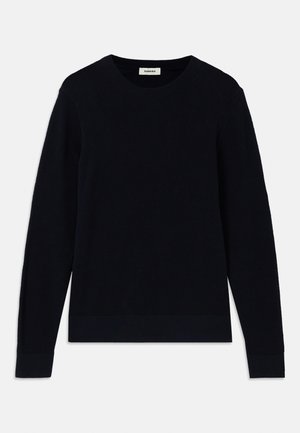 Dunkelblauer Langarmpullover mit strukturiertem Strickmuster und geripptem Bündchen und Saum. Rundhalsausschnitt; Etikett am hinteren Kragen.