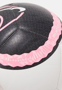 Schwarz-weißer Fußball mit rosa Akzenten, der geometrische Muster, genähte Nähte und bedruckten Markentext aufweist.