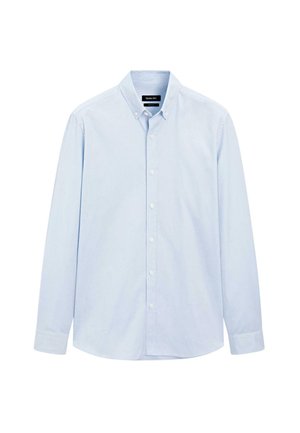 Chemise boutonnée à manches longues bleu clair avec col boutonné et boutons blancs, présentée sur un fond blanc.