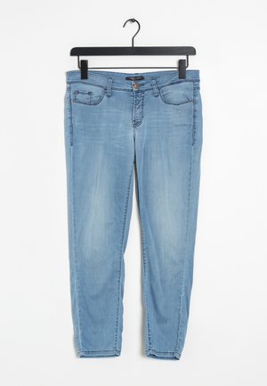 Jeans en denim bleu clair à coupe droite, avec cinq poches et une texture légèrement délavée. Comprend un bouton en métal et des passants de ceinture.