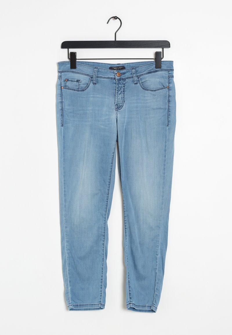 Světle modré džíny s rovnými nohavicemi, pěti kapsami a mírně vybledlou texturou. Obsahují kovový knoflík a poutka na pásek.