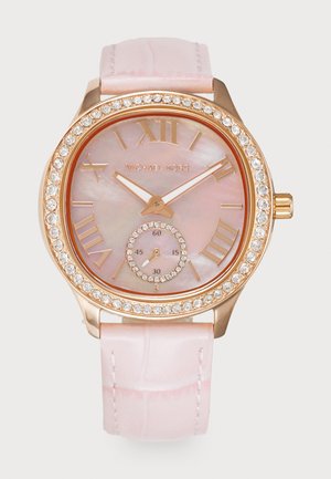 Montre Michael Kors en or rose avec un cadran en nacre rose, des chiffres romains, une lunette incrustée de cristaux, un sous-cadran pour les petites secondes et un bracelet en cuir rose.