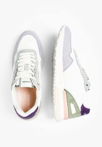 Zapatillas con una base de cuero blanco, acentos de gamuza gris, talón con purpurina morada y una media suela de rosa pálido. Cuentan con un diseño de cordones y suela de goma texturizada.