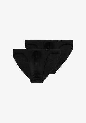 Twee zwarte heren bikini slipjes liggen plat, met een vooraanzicht en een klein merklabel op de tailleband.