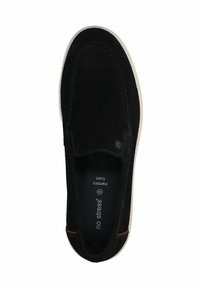 Zwarte suede instap-schoen met een ronde neus, witte rubberen zool en bruine accentstiksels. Inclusief "no stress" branding aan de binnenkant.