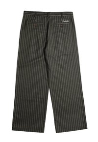 Pantaloni grigio scuro a righe con gamba larga, due tasche posteriori con bottone, passanti per cintura e la scritta "Proibito" ricamata sopra la tasca destra.