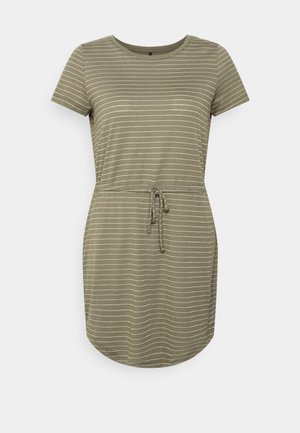 Vestido curto oliva com mangas curtas, apresentando riscas horizontais brancas e cintura com cordão. Tecido suave, com bainha arredondada.