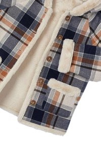Giacca a quadri con una combinazione di colori blu, marrone e crema, con un morbido rivestimento in pelliccia sintetica, chiusura con bottoni e due tasche frontali.